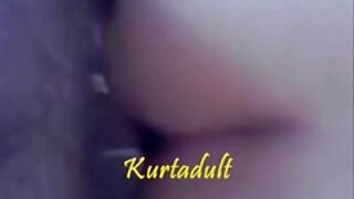 கஷ்கொட்டை குஞ்சு தன் அழகி காதலியிடம் கவர்ச்சியான அம்மா மற்றும் சான் கண்ணாடியுடன் அவளது புண்டையை நக்குகிறது
