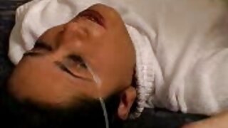 இரண்டு குஞ்சுகள் ஒரு கவர்ச்சியான ஜப்பானிய மம் குண்டான பையனை உறிஞ்சி உறிஞ்சுகின்றன