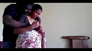 பொன்னிற ரஷ்ய பிச் சேவல் சக் ஃபக் கவர்ச்சியான இந்திய அம்மா விட விரும்புகிறது